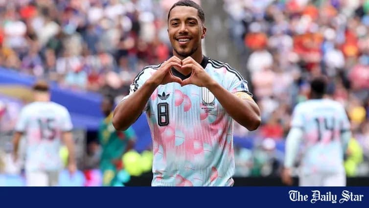 Jugador celebrando con un gesto de corazón en el campo