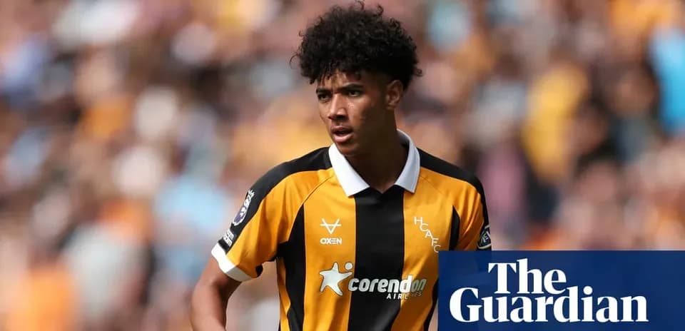 Jugador de fútbol en uniforme amarillo y negro en acción