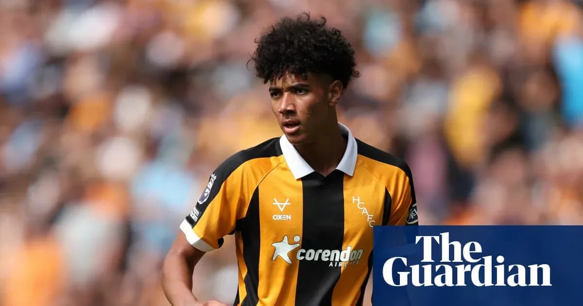 Jugador de fútbol en uniforme amarillo y negro en acción