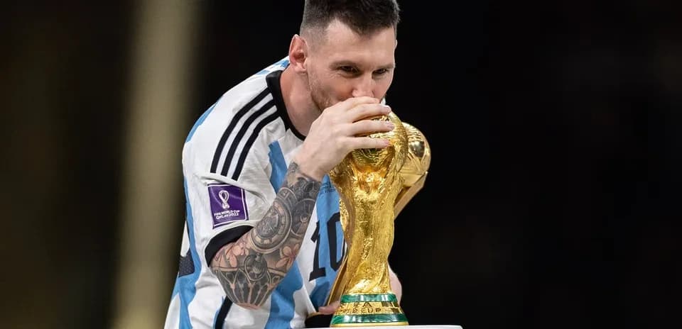 Jugador levantando la Copa del Mundo con orgullo