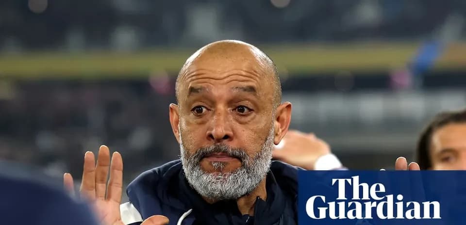 Entrenador gesticulando en la línea de banda