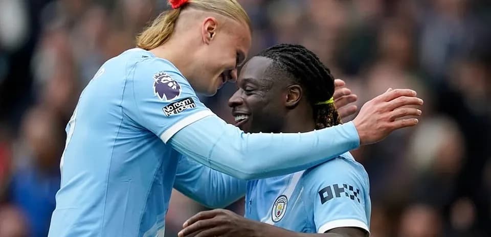 Dos jugadores de Manchester City celebrando un gol