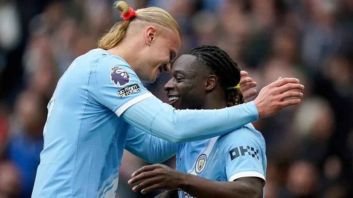 Dos jugadores de Manchester City celebrando un gol