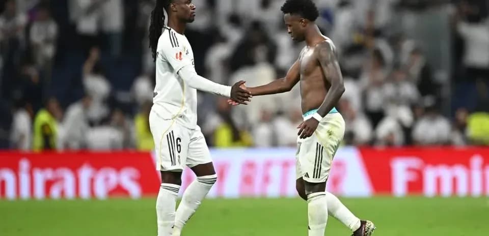 Jugadores del Real Madrid se dan la mano tras partido