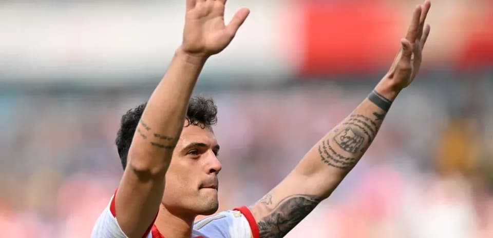 Jugador saludando a la afición durante el partido