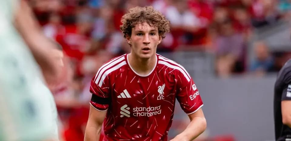 Jugador de Liverpool en acción durante un partido
