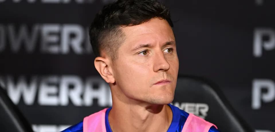 Jugador sentado en el banco de suplentes durante el partido