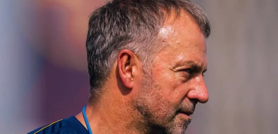 Entrenador observando durante la sesión de entrenamiento