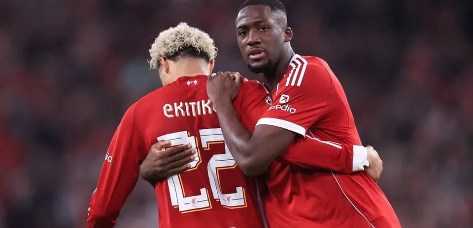Jugadores abrazándose en uniforme rojo del Liverpool