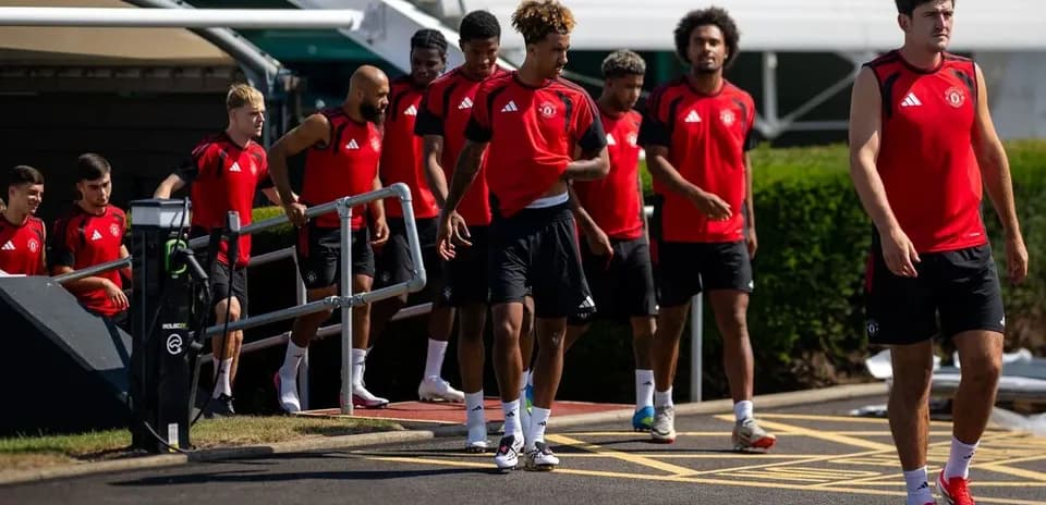 Jugadores de Manchester United saliendo del vestuario
