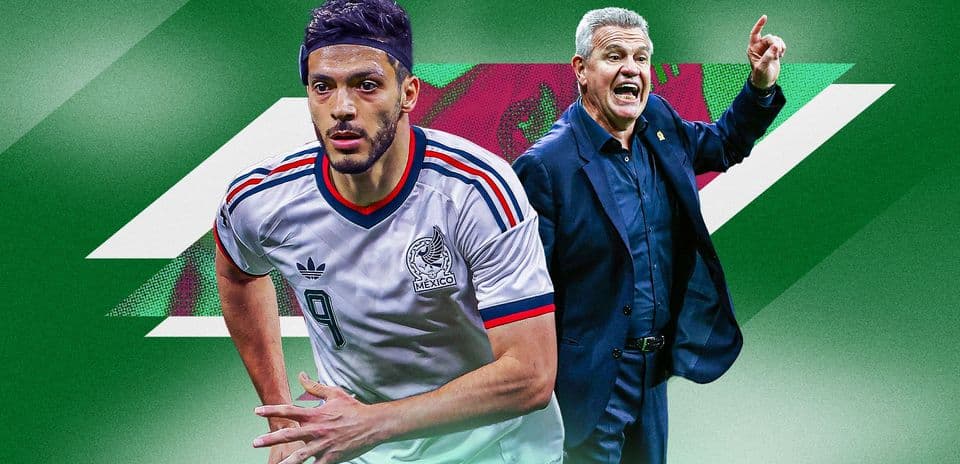 Jugador de México y entrenador durante un partido