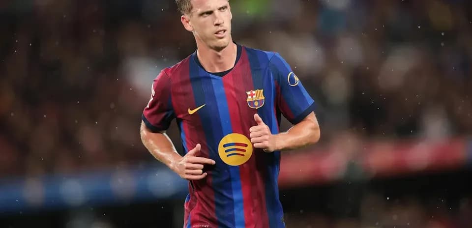 Jugador del FC Barcelona corriendo en el campo