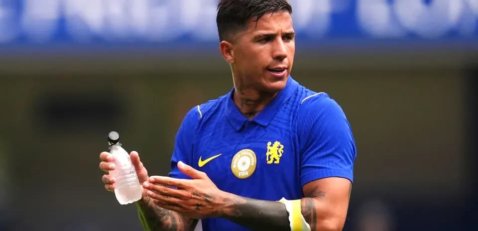 Jugador de Chelsea sosteniendo una botella de agua