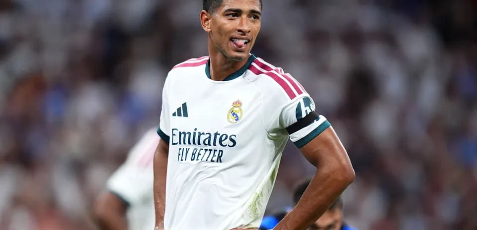 Jugador de Real Madrid con camiseta blanca durante partido