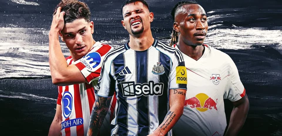 Tres jugadores de fútbol en camisetas de clubes diferentes