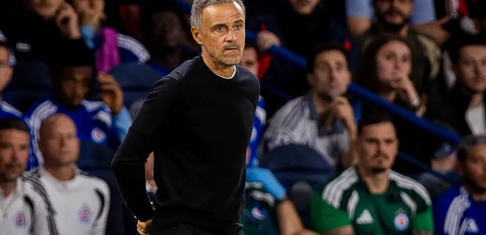 Entrenador observando el partido desde la línea de banda