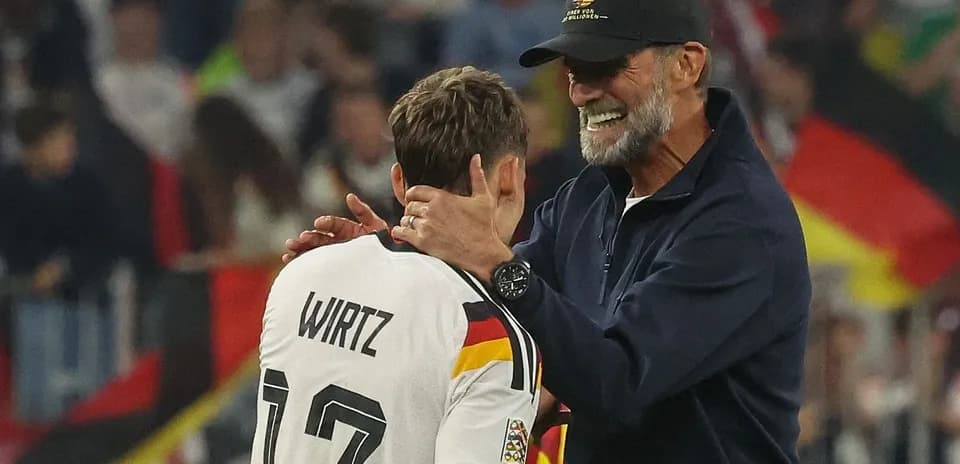 Entrenador abrazando a jugador tras el partido