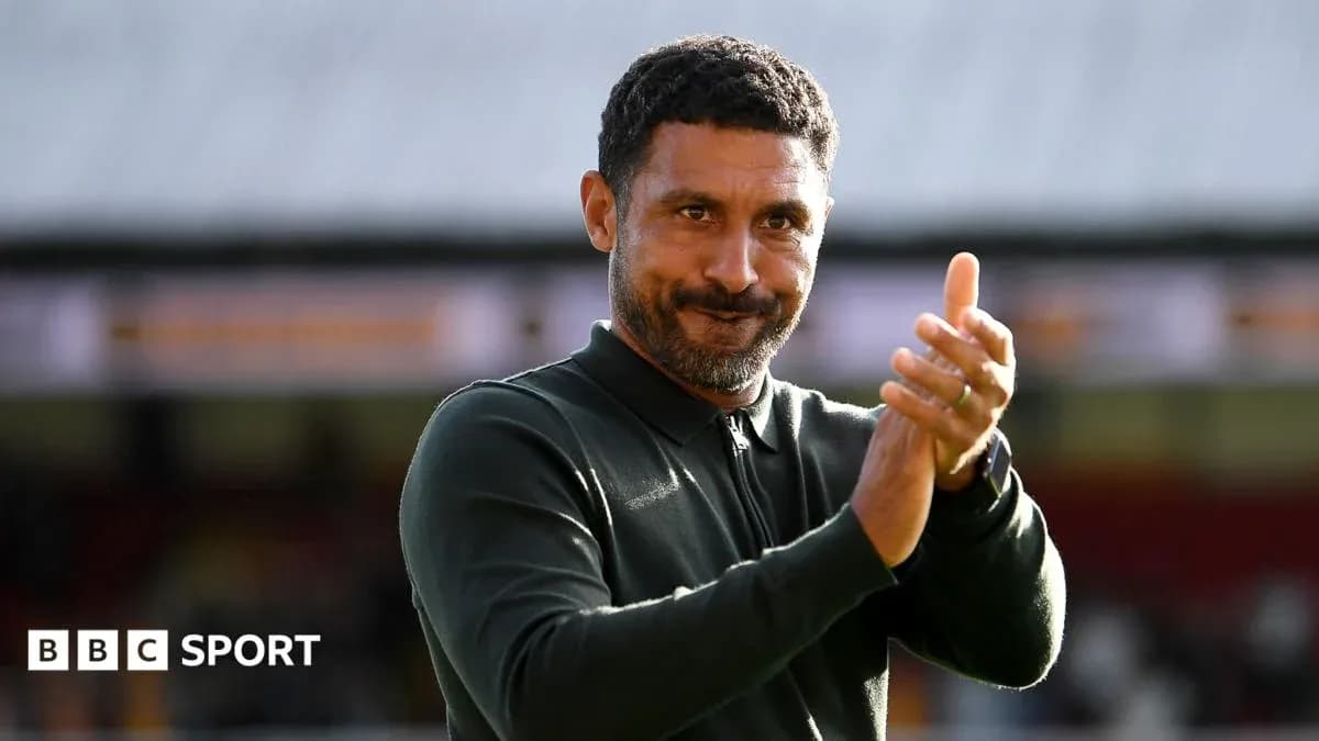 Entrenador aplaudiendo en el campo de fútbol