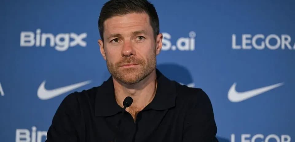 Entrenador en conferencia de prensa con micrófono