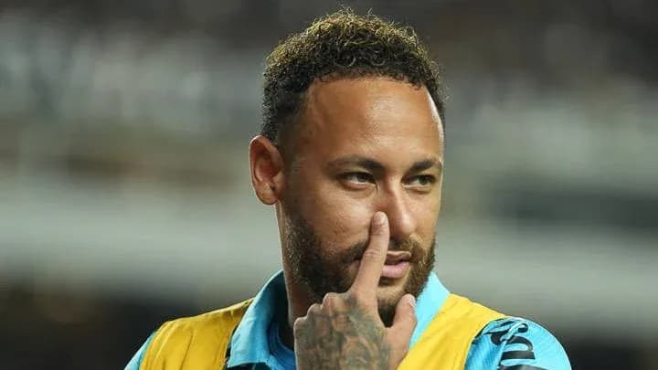 Neymar señalando con el dedo durante el partido