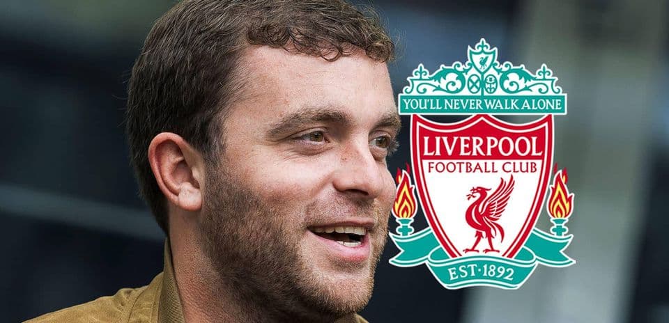 Persona sonriendo con el logo del Liverpool FC