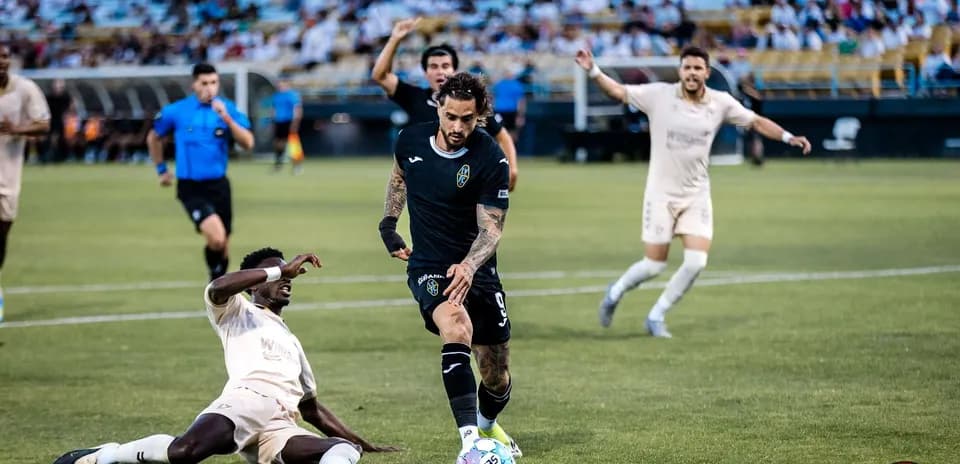 Jugador esquivando una entrada en el partido