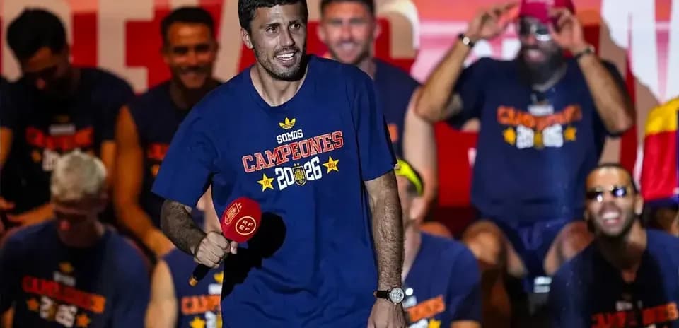 Jugador celebrando con micrófono en evento deportivo