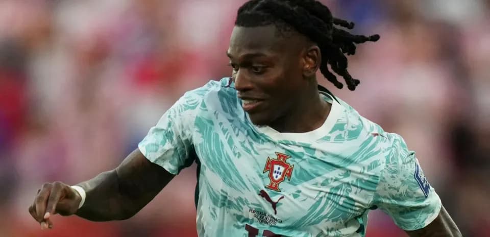 Jugador de Portugal corriendo en el campo de juego