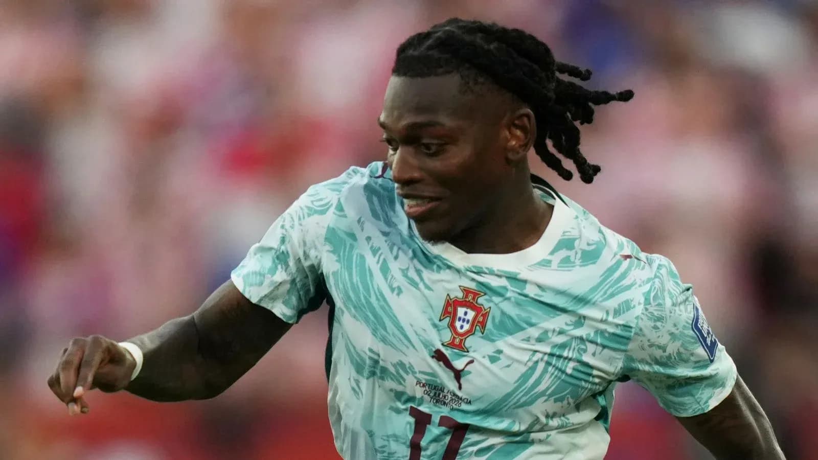 Jugador de Portugal corriendo en el campo de juego