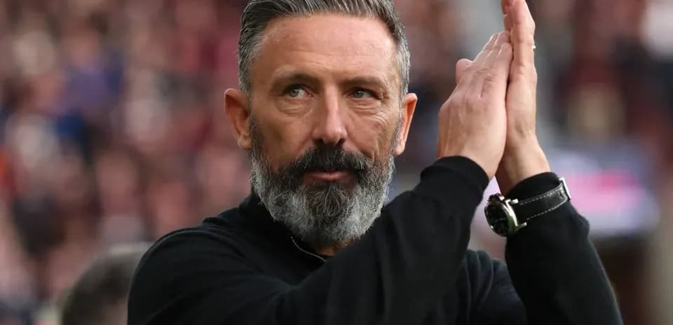 Entrenador aplaudiendo a la afición en el estadio