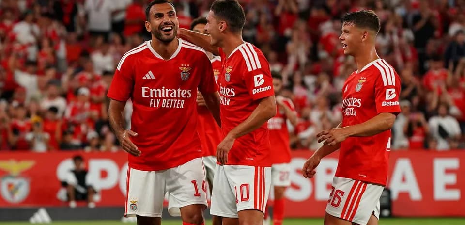 Jugadores de Benfica celebrando un gol