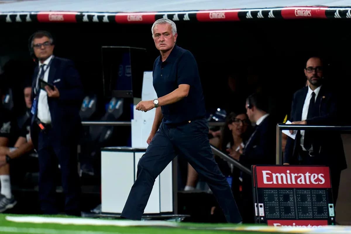 Entrenador caminando en la línea de banda