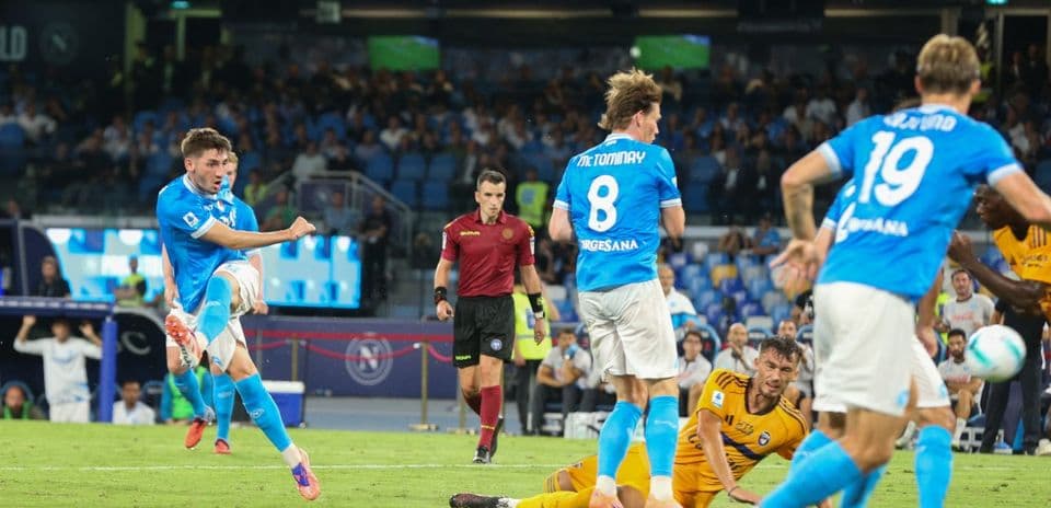 Jugador de Napoli disparando en el estadio