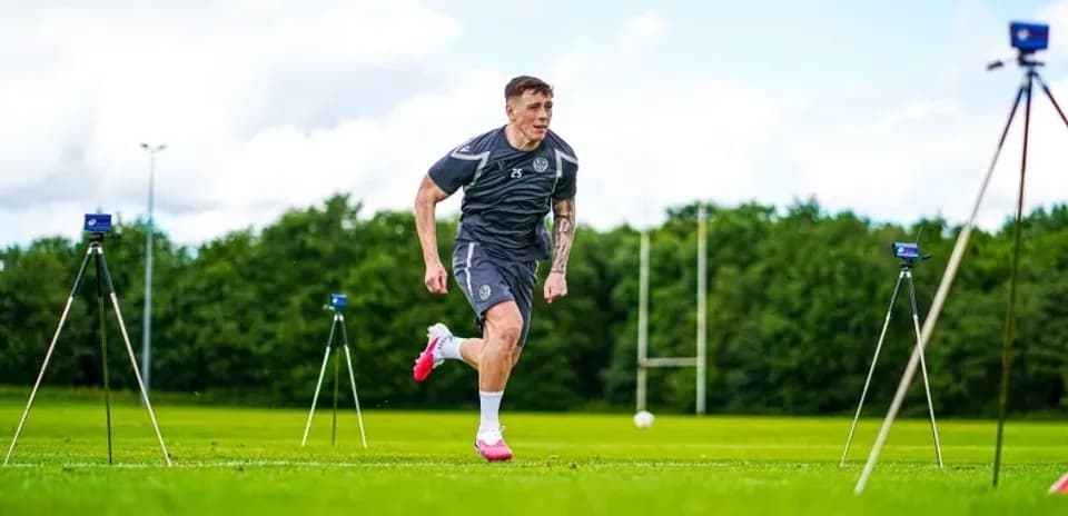 Jugador corriendo en el campo de entrenamiento
