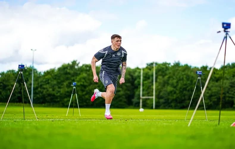 Jugador corriendo en el campo de entrenamiento