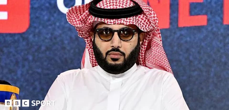 Hombre con gafas y ghutrah en conferencia de prensa