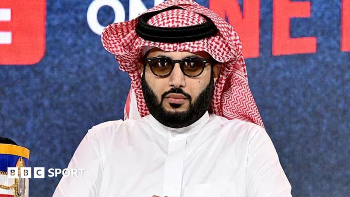 Hombre con gafas y ghutrah en conferencia de prensa