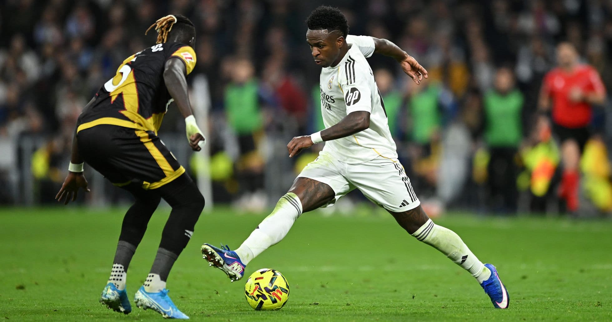 Vinícius Jr. dribbling during el clásico