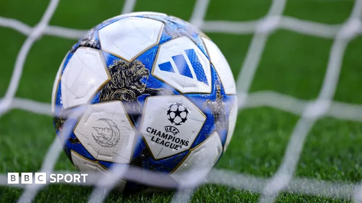 Balón de fútbol de la UEFA Champions League en red