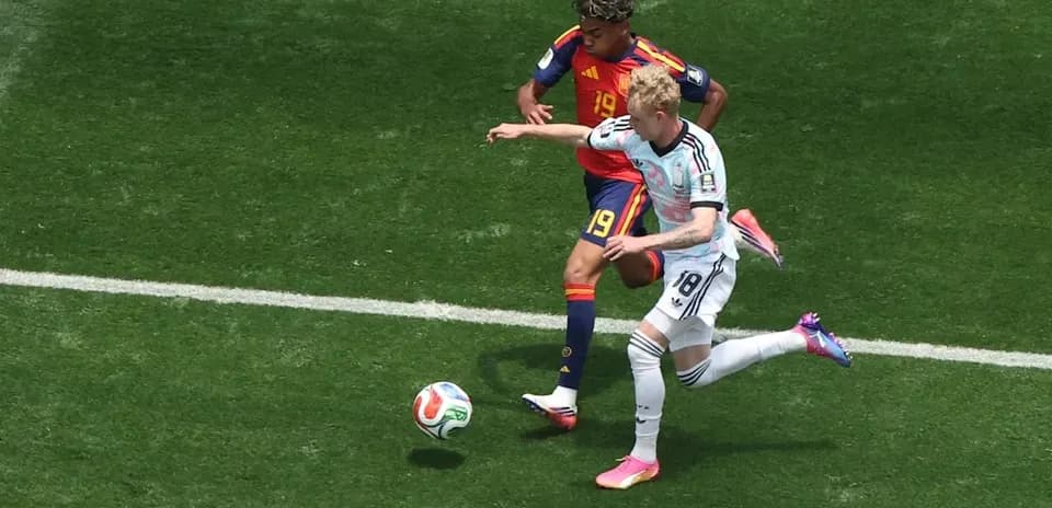Jugador de España y Alemania disputando el balón