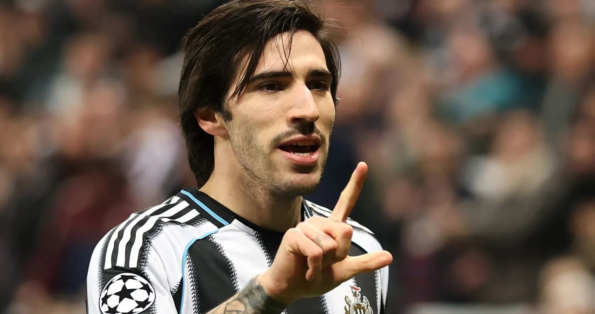 Jugador de Newcastle haciendo gesto durante partido