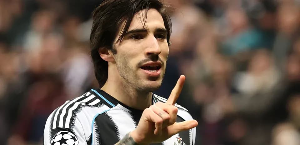 Jugador de Newcastle haciendo gesto durante partido