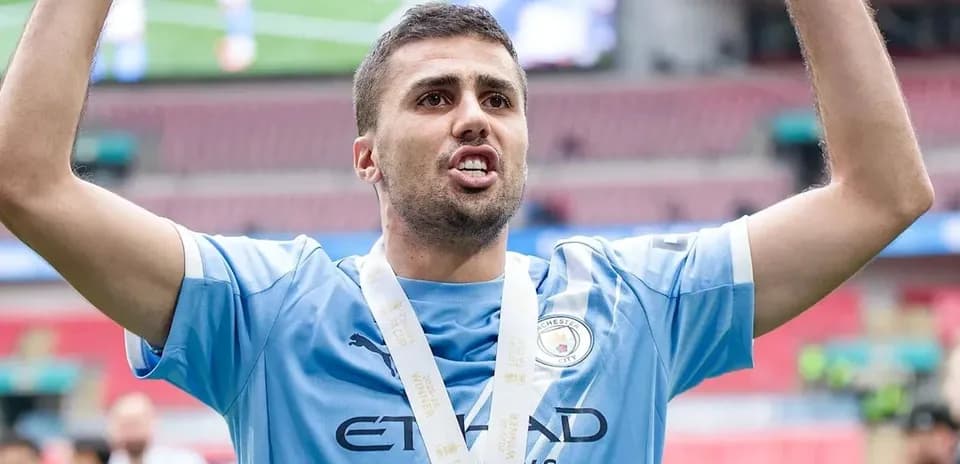 Jugador de Manchester City celebrando con medalla
