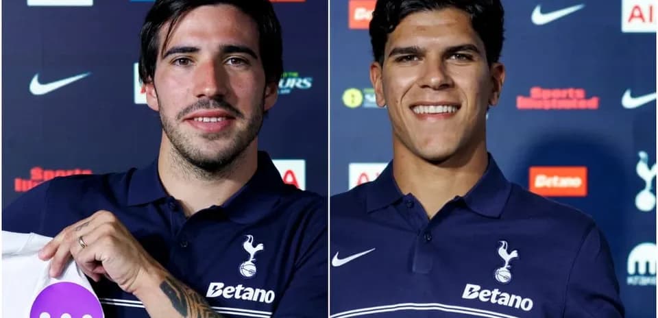 Dos jugadores presentándose en conferencia de prensa