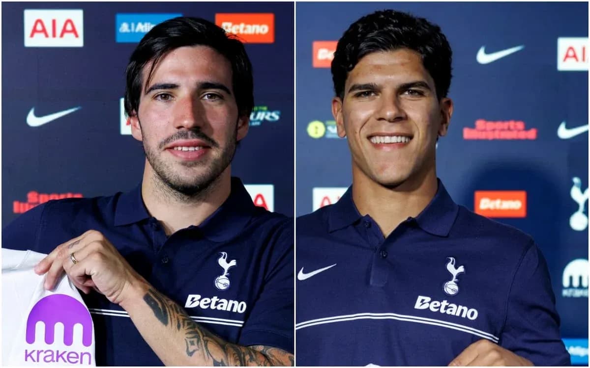 Dos jugadores presentándose en conferencia de prensa