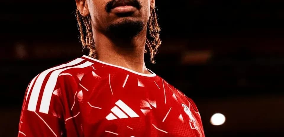 Jugador con camiseta roja de Liverpool posando