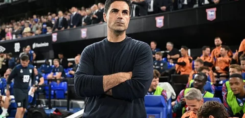 Entrenador observando el partido desde la línea de banda