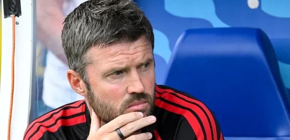 Entrenador pensativo en el banquillo del equipo