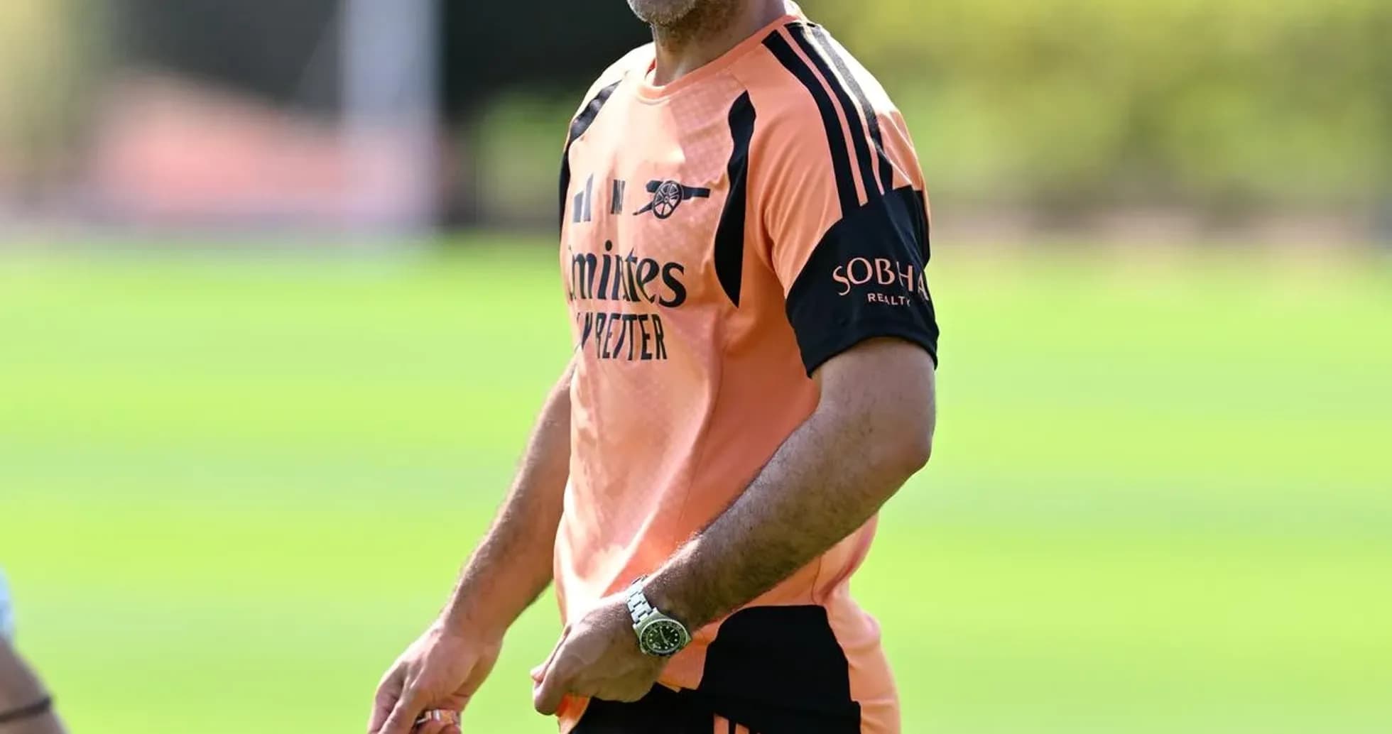 Entrenador sonriente durante sesión de entrenamiento