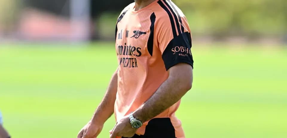 Entrenador sonriente durante sesión de entrenamiento